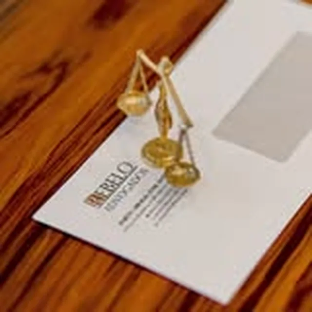 Papelaria da Rebelo Advogados com balança decorativa