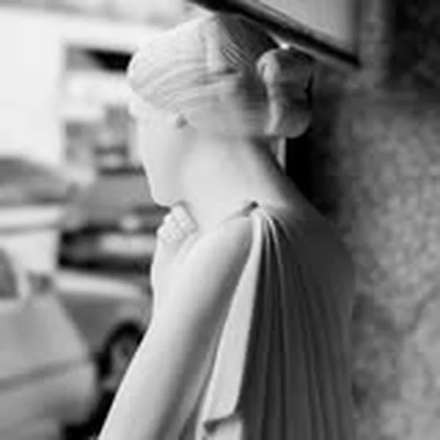 Escultura de figura feminina em preto e branco