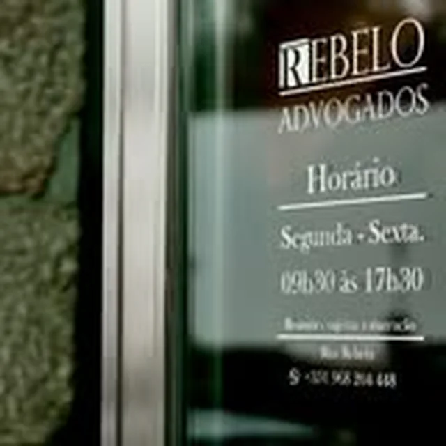 Letreiro Rebelo Advogados com horário na porta