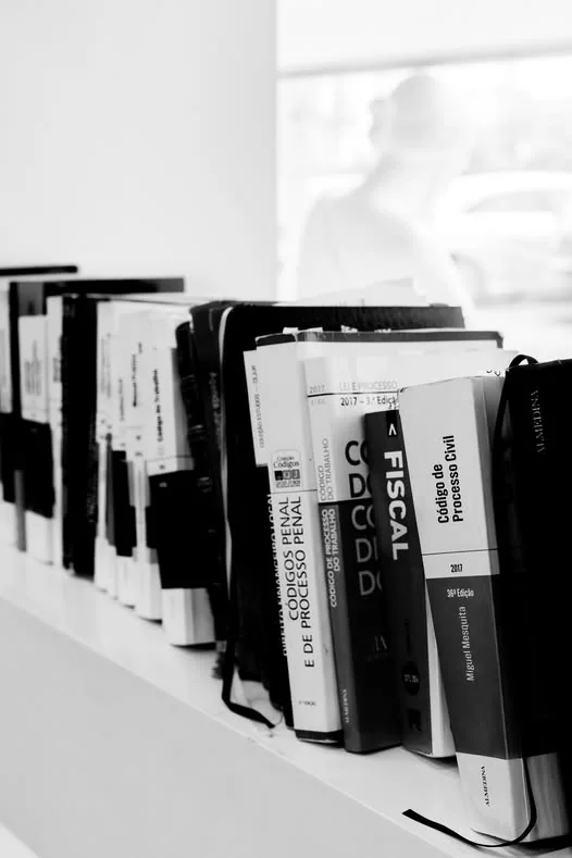 Livros jurídicos na biblioteca